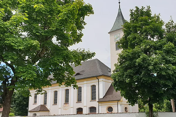 Katholische Pfarrkirche St. Cyriakus, Largus und Smaragdus in Niederdorf katholische Pfarrkirche St. Cyriakus, Largus und Smaragdus in Niederdorf